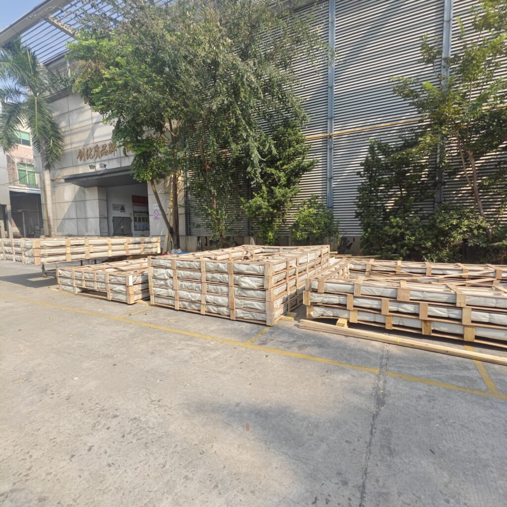 Heavy-duty reinforced wooden crates packing for overseas aluminum cladding transit safety.